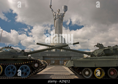 Ucraina Kiev madre del paese nativo monumentale memorial 1982 nella parte anteriore delle cisterne su un grande luogo 2004 Foto Stock