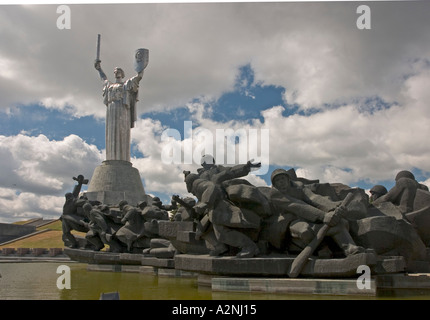 Ucraina Kiev madre del paese nativo monumentale memorial 1982 è 96 m alto davanti la galiere di heros 2004 Foto Stock