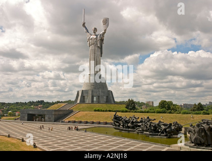 Ucraina Kiev madre del paese nativo monumentale memorial 1982 è 96 m alto davanti la galiere di heros 2004 Foto Stock