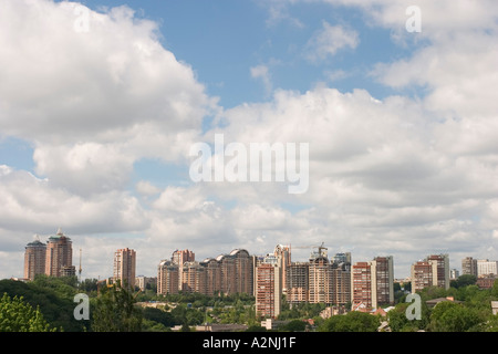 Ucraina Kiev madre del paese nativo monumentale memorial 1982 è 96 m alta vista della città con i suoi edifici di altezza blocco di Foto Stock