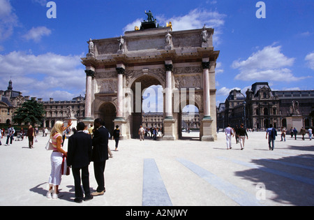 I turisti in piedi di fronte ad arco di Triumphal Arc de triomphe du Carrousel Parigi Ile-de-France Francia Foto Stock