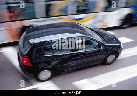 Angolo di alta vista di auto e autobus in movimento su strada, Barcellona, Spagna Foto Stock