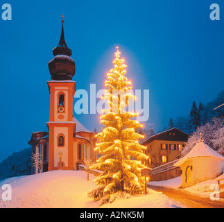 Chiesa di pellegrinaggio e di albero di Natale in inverno Berchtesgaden, Germania Foto Stock