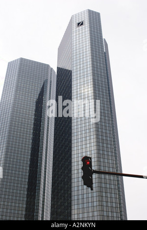 Basso angolo vista delle torri, torri gemelle della Deutsche Bank, Francoforte Hesse, Germania Foto Stock