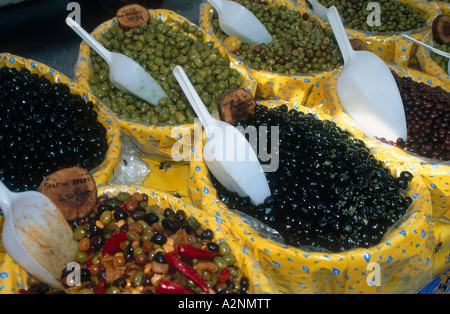 Frutta e verdura in sacchetti con convogliatori a mercato, Francia Foto Stock