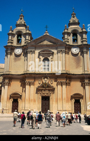 I turisti in fronte Cattedrale San Pietro Cattedrale di San Paolo Cattedrale Mdina Malta Foto Stock