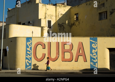 Viva Cuba Libre segno dipinto sulla parete gialla, Havana, Cuba Foto Stock