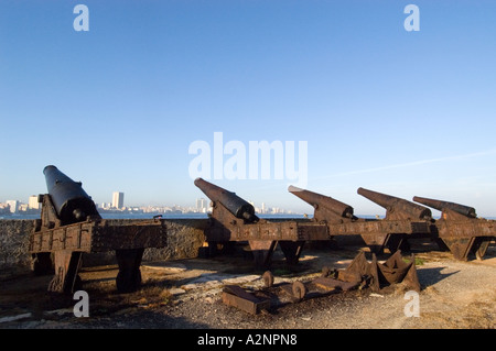 I cannoni a Morro Castle rivolta verso la città, Havana, Cuba Foto Stock