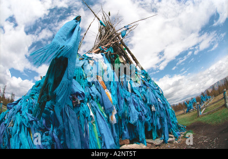 Obo - tradizionale mongola costruzione di culto e rituali tenda. Parte superiore del Uliin Daba pass. Darhadyn Wetland. A nord della Mongolia Foto Stock