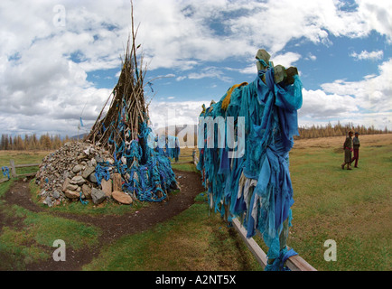 Obo - tradizionale mongola costruzione di culto e rituali tenda. Parte superiore del Uliin Daba pass. Darhadyn Wetland. A nord della Mongolia Foto Stock