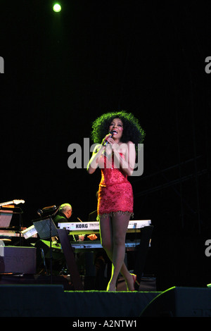 Diana Ross performing live presso il Palazzo di Blenheim Oxfordshire Inghilterra estate 2005 Foto Stock