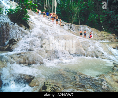 I turisti climbing Dunns River Falls a Ocho Rios Giamaica Foto Stock