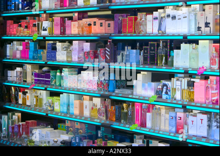 Duty free profumo in vendita in un negozio di Andorra Foto Stock