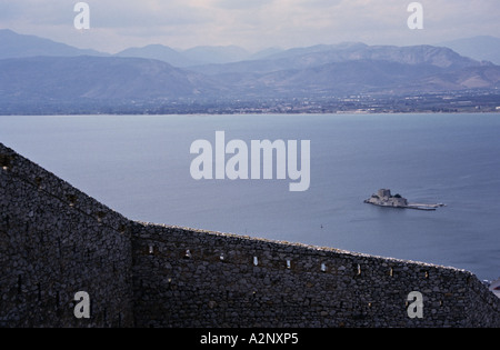 Grecia NAFPLIO vista sulla parete del Palamidi Fort, fort isolotto di Bourtzi in distanza Foto Stock