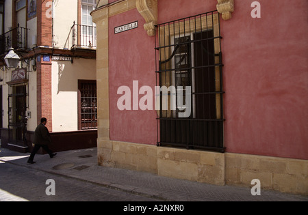 Spagna JEREZ DE LA FRONTERA case tradizionali e le strade lastricate del centro storico Foto Stock