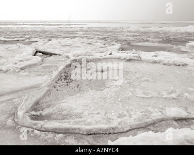 Rompere il ghiaccio fino al Lago Huron shore a Port Huron MI Foto Stock