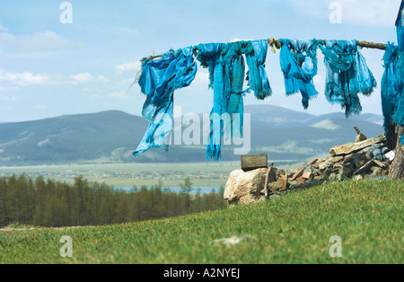 Obo - tradizionale mongola costruzione di culto. Parte superiore del passaggio vicino al villaggio di Khatgal. Lago Khovsgol. A nord della Mongolia Foto Stock