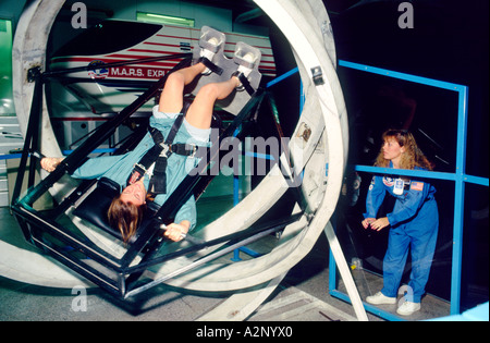 Noi Space Camp. Scuola esperienza cadetti di rotazione del simulatore di volo a noi lo spazio e il centro a razzo, Huntsville, Alabama, STATI UNITI D'AMERICA Foto Stock