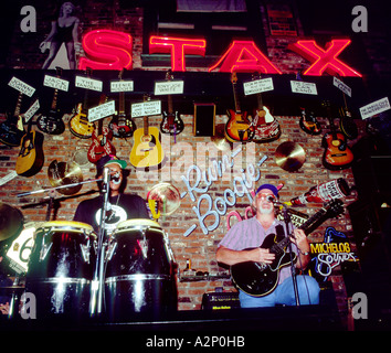 Beale Street a Memphis, Tennessee, Stati Uniti d'America. La musica di blues di notte al rum Boogie Cafe. Stax originale etichetta discografica segno dello stadio di cui sopra Foto Stock