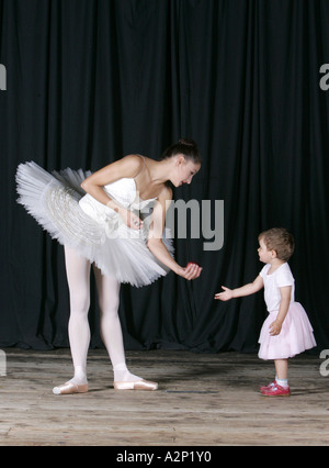 Prima lezione di balletto prima ballerina ballerina attrice stadio Baby girl neonato Bambino bambini insegnante di studio prestazioni balletto nazionale Foto Stock