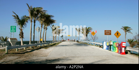 Giornale Distributori Automatici vista incredibile infinito infinito strada acqua vasto waterfront America Americhe spiagge Spiaggia Foto Stock