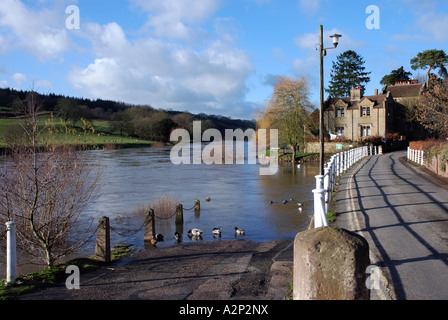 Fiume Severn a Arley superiore durante il periodo invernale le inondazioni, Worcestershire, England, Regno Unito Foto Stock