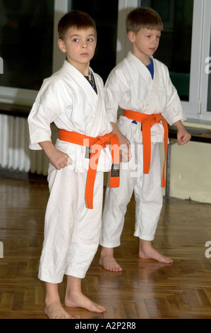 Kimono karate cinghia team bambini teacher trainer bambino infanzia bella bellezza classica cultura colori suggestivi da sogno Foto Stock