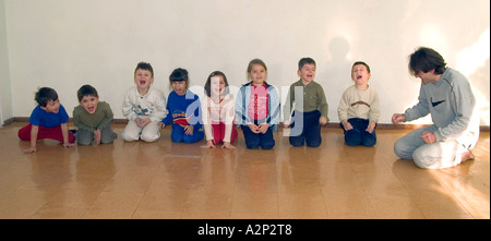 Kimono karate cinghia team bambini teacher trainer bambino infanzia bella bellezza classica cultura colori suggestivi da sogno Foto Stock