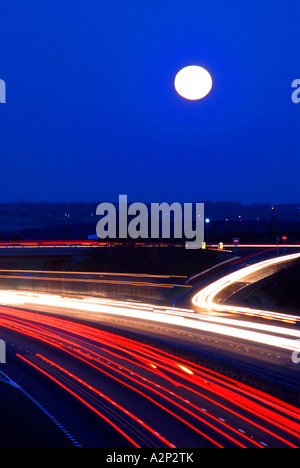 Luna piena su autostrada M40, Warwickshire, Inghilterra, Regno Unito Foto Stock