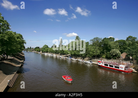 Fiume Ouse riverside York city centre Regno Unito Regno Unito Inghilterra Yorkshire Ovest facciata anteriore tempio sacro storico di storia Foto Stock