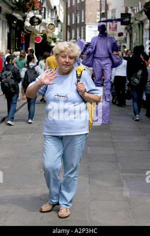 Signora donna metà femmina età York city centre Regno Unito Regno Unito Inghilterra Yorkshire Ovest facciata anteriore tempio storia sacra Foto Stock