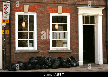 Tipico pub Inglese a York Yorkshire riflessione windows giornata soleggiata fiori passeggiata sito vedere la vista tour guadagni mellow caldo Foto Stock