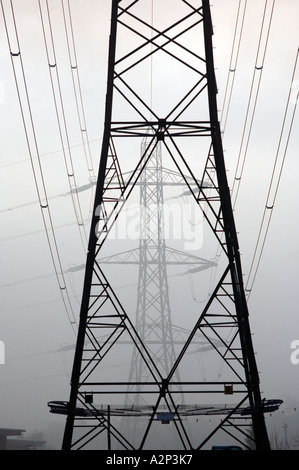 Tralicci di energia elettrica in caso di nebbia in Redditch WORCESTERSHIRE REGNO UNITO Foto Stock