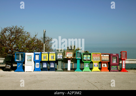 Giornale Distributori Automatici vista incredibile infinito infinito strada acqua vasto waterfront America Americhe spiagge Spiaggia Foto Stock