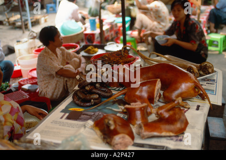 Bancarella vendendo cotti a base di carne di cane in un mercato locale appena fuori Cau andare nel vecchio quartiere, Hanoi, Vietnam Foto Stock