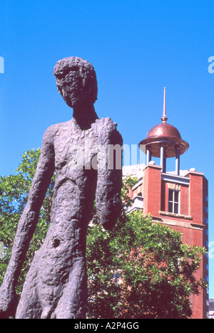 La famiglia dell'uomo sculture dell'Artista Mario Armengol e storico Fire Hall #1 Downtown nella città di Calgary Alberta Canada Foto Stock