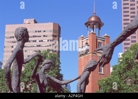 Calgary, Alberta, Canada - La famiglia dell'uomo sculture (artista Mario Armengol) e la storica Fire Hall #1, nel centro cittadino di Città Foto Stock