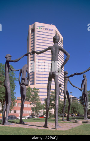 La famiglia dell'uomo sculture dell'Artista Mario Armengol Downtown nella città di Calgary Alberta Canada Foto Stock