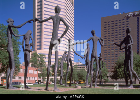 La famiglia dell'uomo sculture dell'Artista Mario Armengol Downtown nella città di Calgary Alberta Canada Foto Stock