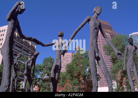 La famiglia dell'uomo sculture dell'Artista Mario Armengol Downtown nella città di Calgary Alberta Canada Foto Stock