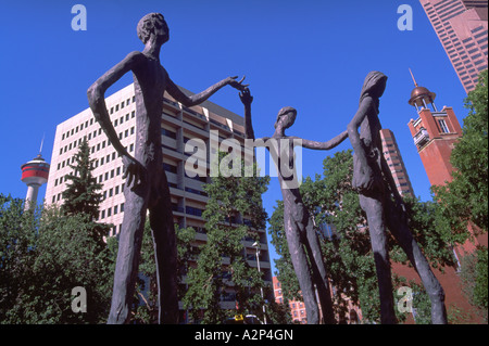 La famiglia dell'uomo sculture dell'Artista Mario Armengol Downtown nella città di Calgary Alberta Canada Foto Stock