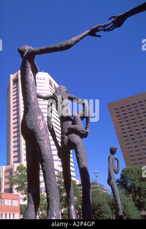 La famiglia dell'uomo sculture dell'Artista Mario Armengol Downtown nella città di Calgary Alberta Canada Foto Stock