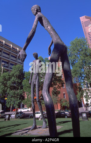 La famiglia dell'uomo sculture dell'Artista Mario Armengol Downtown nella città di Calgary Alberta Canada Foto Stock