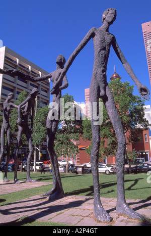 La famiglia dell'uomo sculture dell'Artista Mario Armengol Downtown nella città di Calgary Alberta Canada Foto Stock