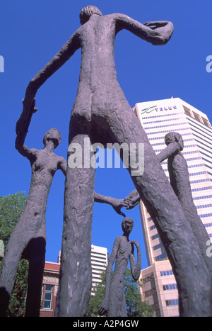 La famiglia dell'uomo sculture dell'Artista Mario Armengol Downtown nella città di Calgary Alberta Canada Foto Stock