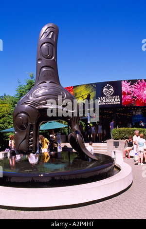 'Killer Whale' la scultura al 'Vancouver Aquarium' nel Parco di Stanley Vancouver British Columbia Canada Foto Stock