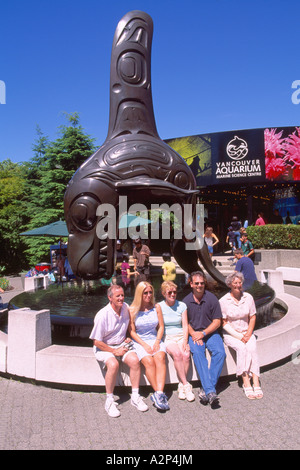 Turisti in Haida Killer Whale scultura presso il Vancouver Aquarium di Stanley Park a Vancouver British Columbia Canada Foto Stock