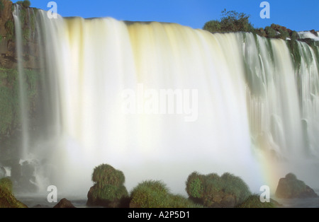 Acque sfocata del Salto Floriano, Iguassu Falls (Cataratas do Iguaçu), Brasile Foto Stock