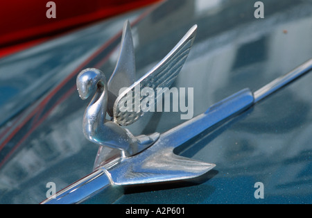 Flying Swan ornamento del cofano su una vecchia macchina americana, Havana, Cuba Foto Stock