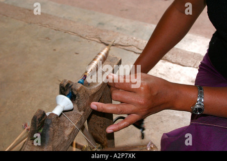 Laos Vientiane donna seta di avvolgimento sulla rocca per mano tessitura stoffa Foto Stock
